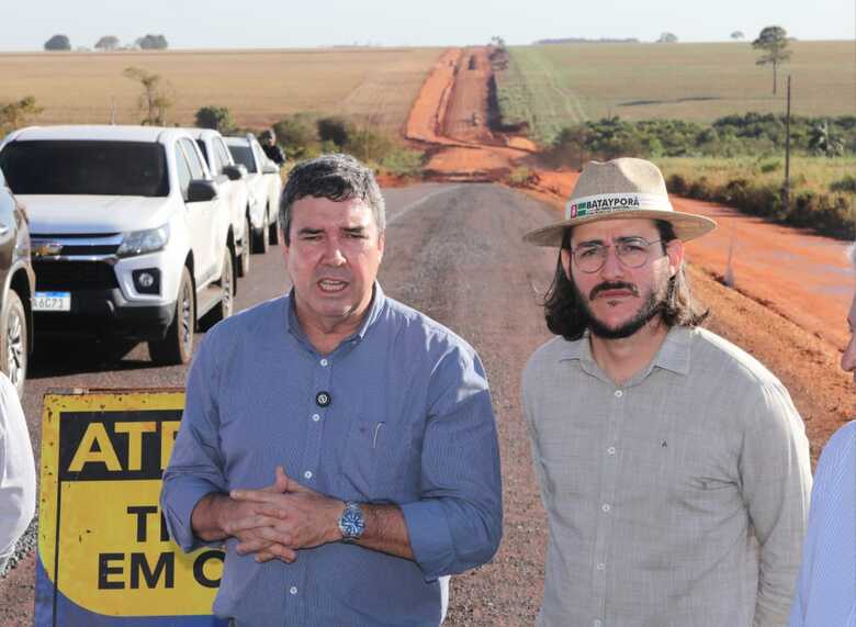 Governador Eduardo Riedel ao lado do prefeito de Bataypor&atilde;, Germino Roz