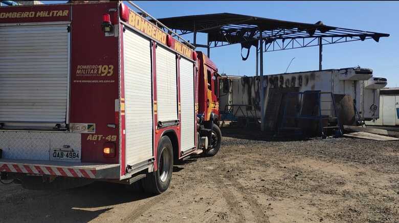 O Corpo de Bombeiros esteve no local 