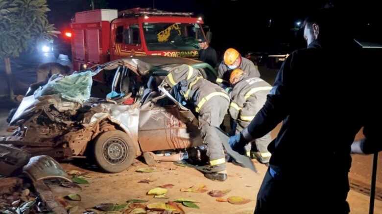 Veículo de passeio ficou totalmente destruído com o acidente