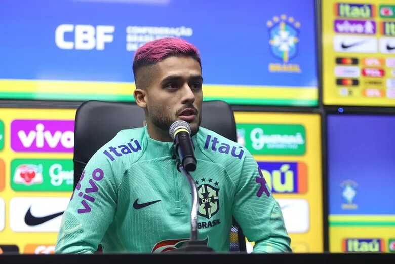 Yan Couto com o cabelo rosa