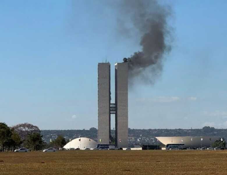 Fumaça saindo do alto da torre da Câmara dos Deputados 