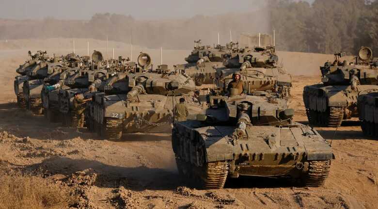 Tanques de Israel perto da fronteira de Gaza