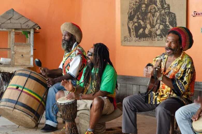 Tributo a Bob Marley em visita de turistas à casa e ao túmulo do cantor, em Nine Mile, na Jamaica