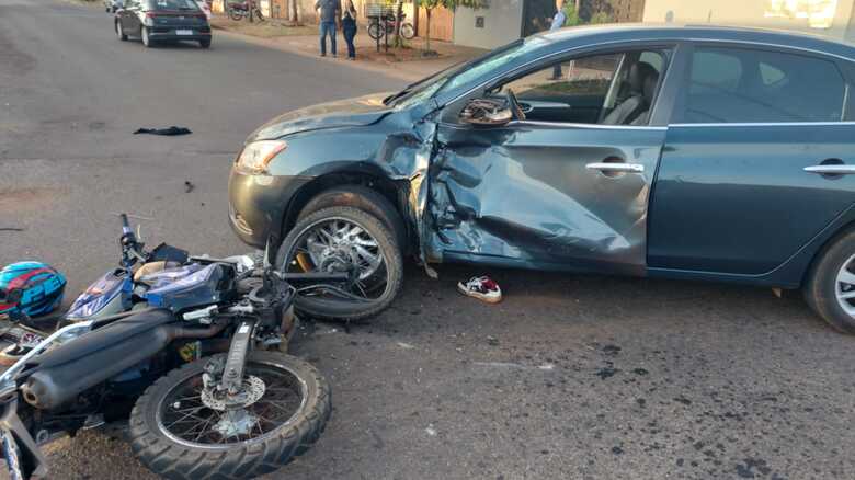 Carro bateu em moto em cruzamento na Vila Nasser