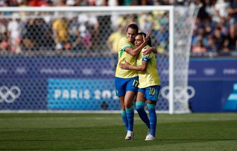 Marta e Jheniffer no jogo contra o Japão