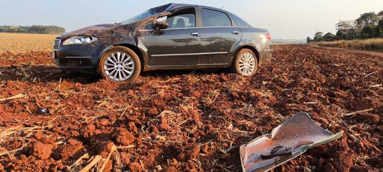 Carro ficou bastante danificado com o acidente