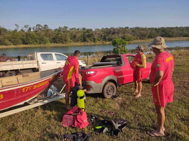 Ele estava nadando no local quando afundou ao tentar atravessar a lagoa