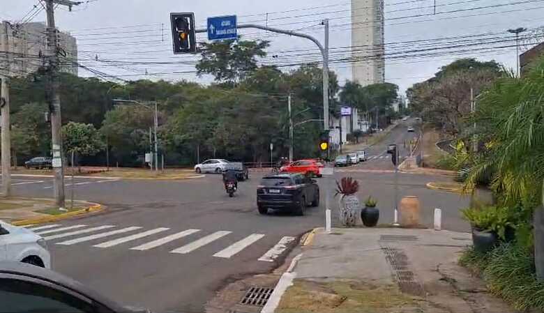 Semáforo está no intermitente na Rua Antônio Maria Coelho