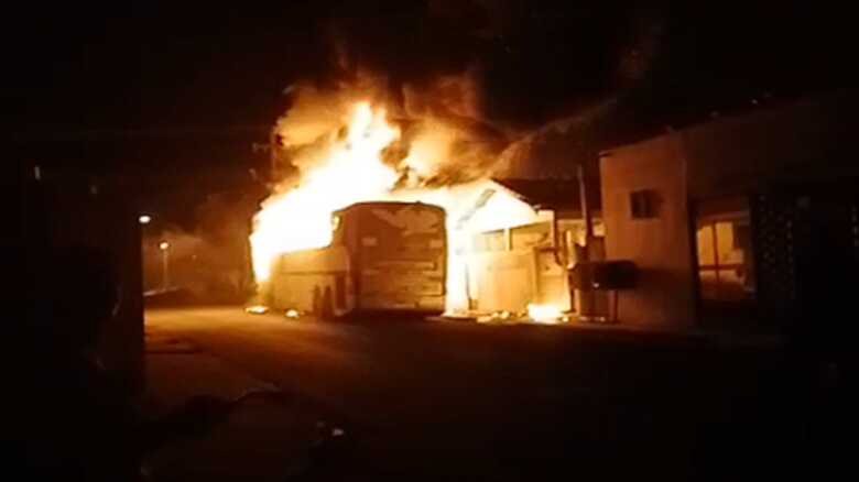 Ônibus ficou destruído após o incêndio