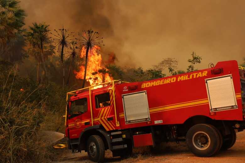 Corpo de Bombeiros luta bravamente contra os incêndios florestais