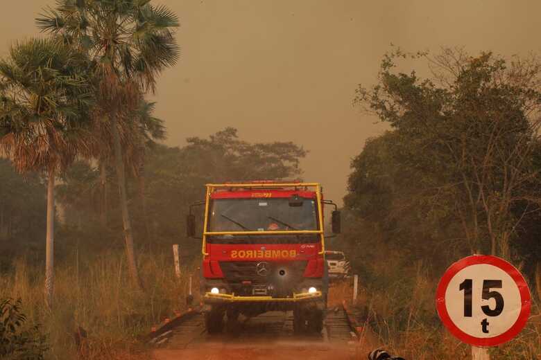 As equipes do Corpo de Bombeiros aproveitaram o 'alívio' do clima das última semana para combater as chamas