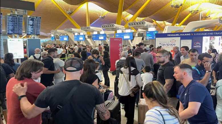 Aeroportos, como o de Madri, na Espanha, foram os locais mais afetados com o apagão