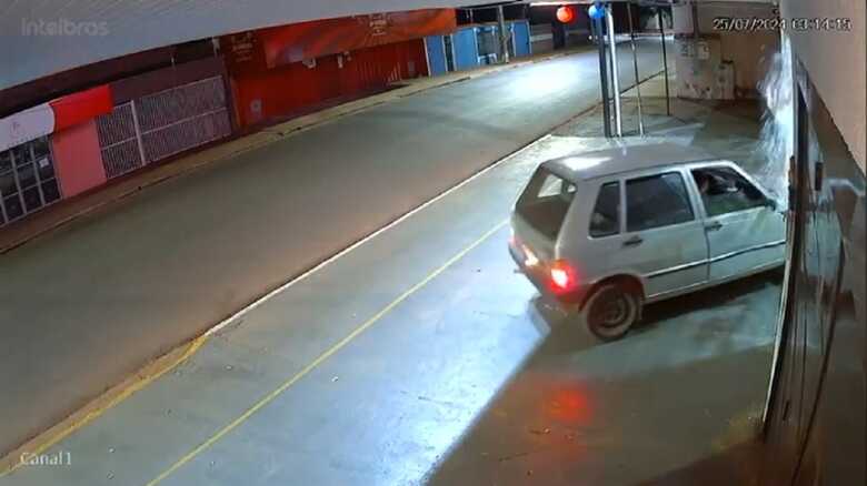 Carro usado para quebrar vidro blindex da loja