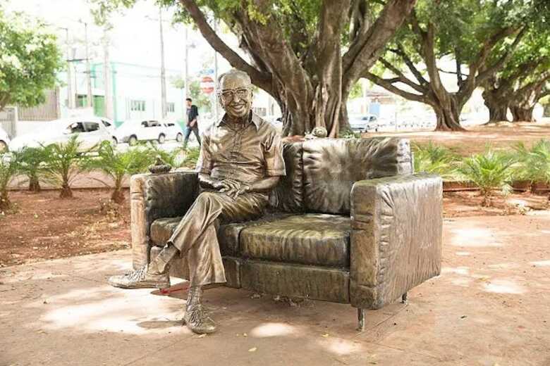 Estátua de Manoel de Barros na Avenida Afonso Pena