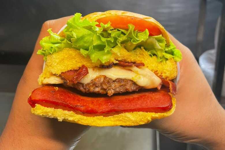 Hamburguer de metro já com bacon e salsicha