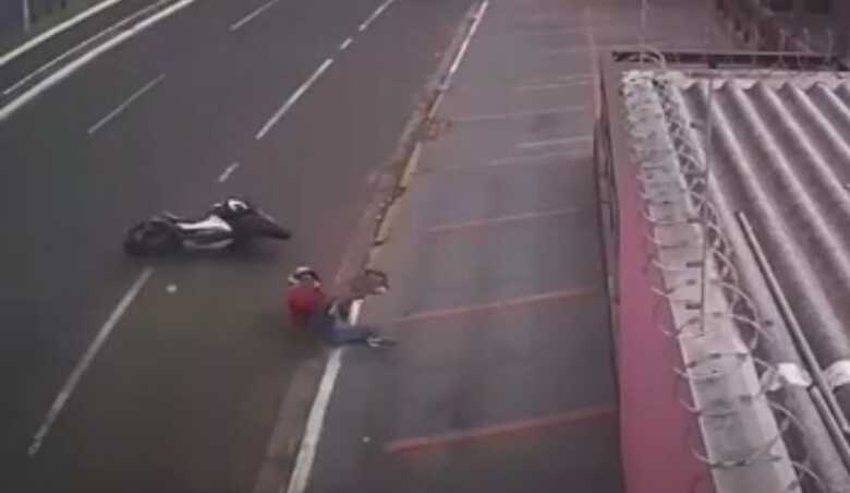 Nas imagens&nbsp;&eacute; poss&iacute;vel ver quando a moto&nbsp;derrapa e&nbsp;bate em um poste&nbsp;