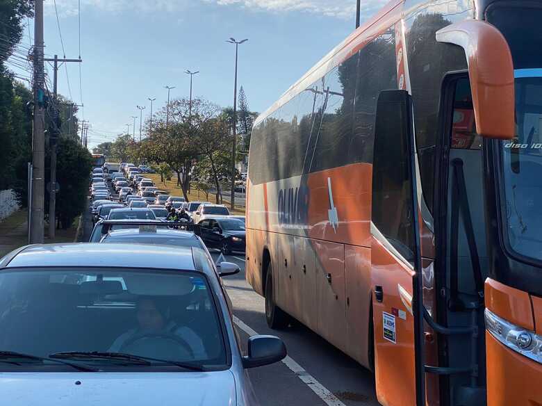 Trânsito está bastante lento na Mato Grosso perto da Via Park