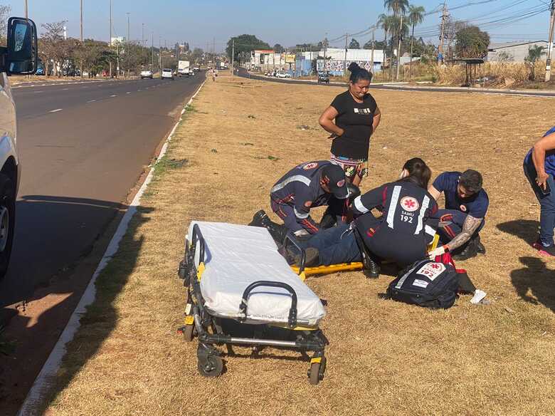 Motociclista recebeu atendimento do Samu no local