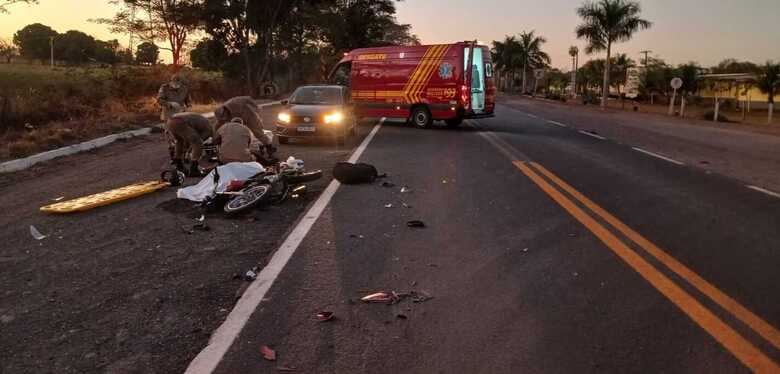 O motociclista estava caído ao lado do veículo, já sem sinais vitais