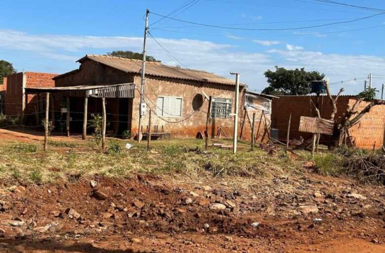 Famílias instaladas no antigo Clube Samambaia, em Campo Grande