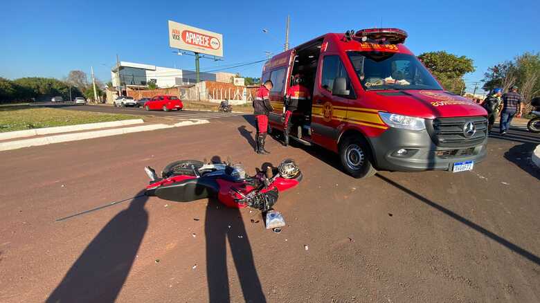 Motociclista foi socorrido pelo Corpo de Bombeiros