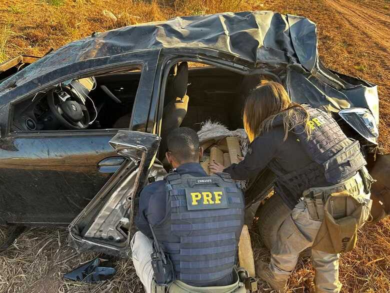 Carro carregava cerca de 160 kg de drogas, segundo a polícia