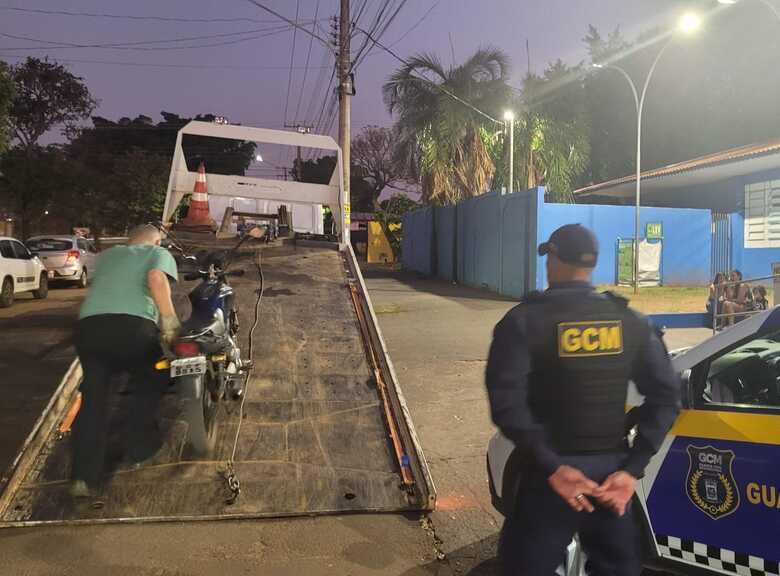 Ap&oacute;s checagem, os agentes constataram que a motocicleta tinha registro de furto/roubo. 