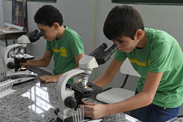 O projeto inclui ainda até quatro estudantes da mesma escola com uma bolsa de 12 meses no valor de R$ 400 mensais para cada um