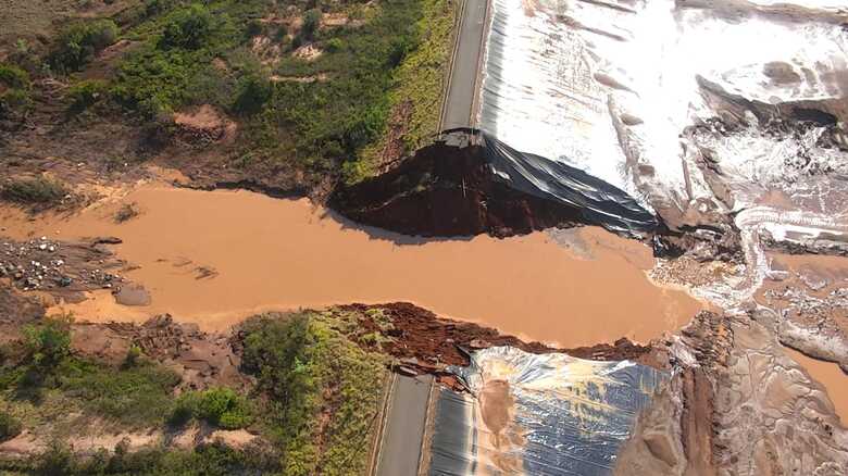 Barragem se rompeu durante a manhã de terça