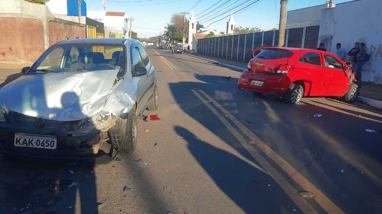 Carros ficaram destru&iacute;dos