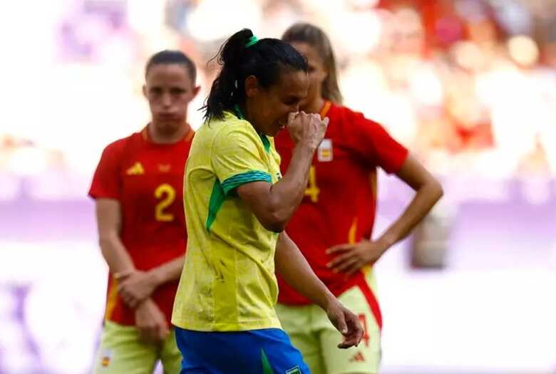 Marta ao ser expulsa na partida contra a Espanha