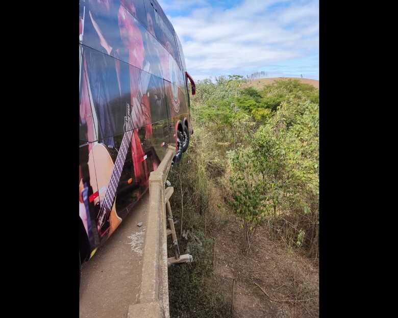 Ônibus da dupla César Menotti e Fabiano