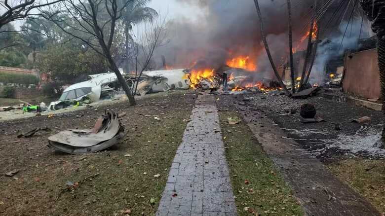 Avião com 62 pessoas cai em Vinhedo