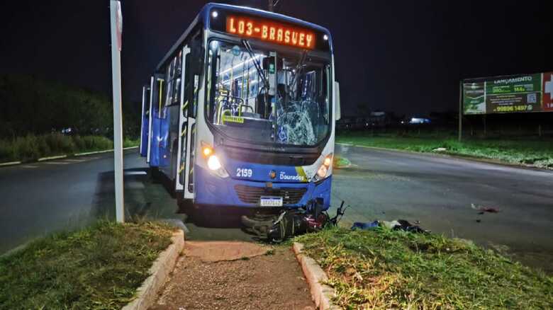 Motorista do &ocirc;nibus afirmou que tentou desviar do motoqueiro