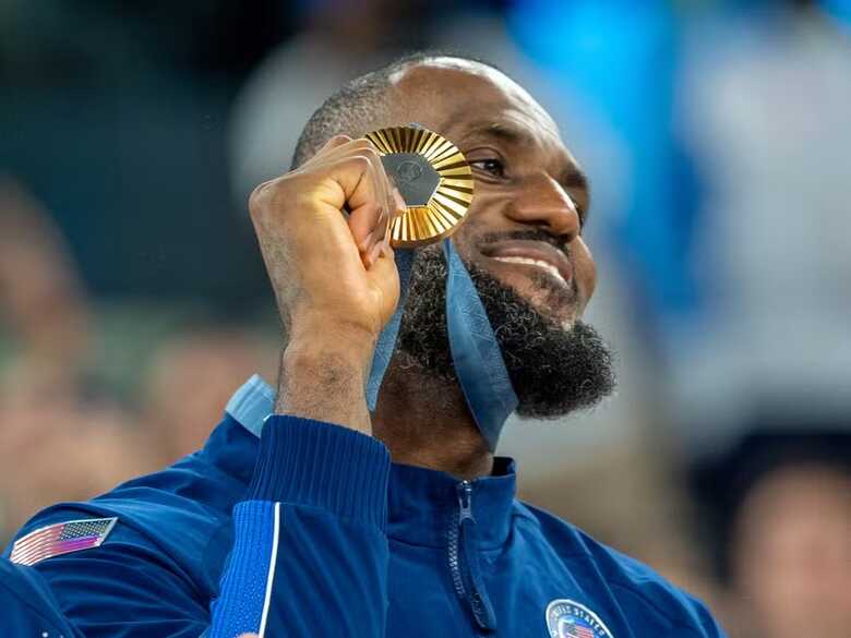 LeBron James com a medalha de ouro