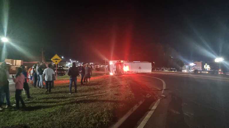 Ambulância ficou tombada na rodovia