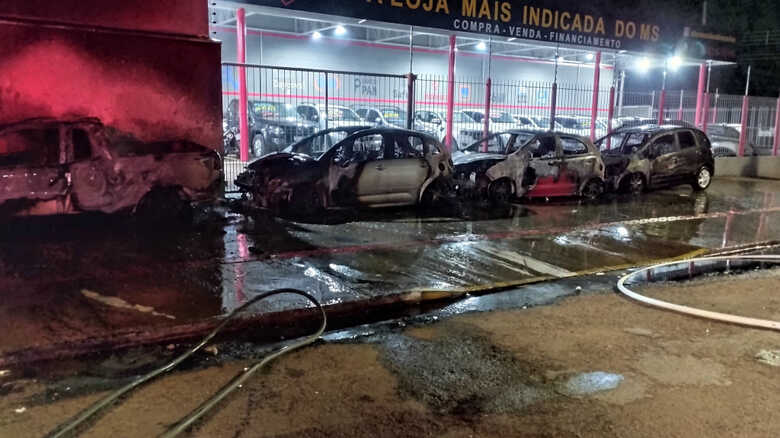 Três carros ficaram completamente destruídos por conta do fogo