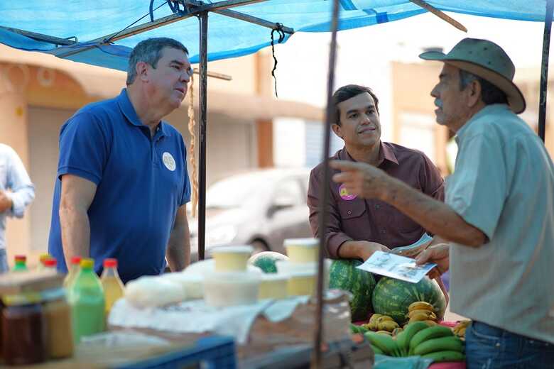 Eduardo Riedel e Beto Pereira em visita a comerciantes