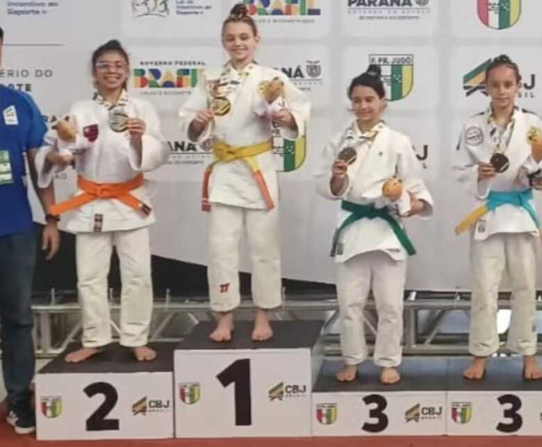 Maê Müller de Oliveira conquistou o outro na categoria SUB-13 feminino meio leve (-34kg)