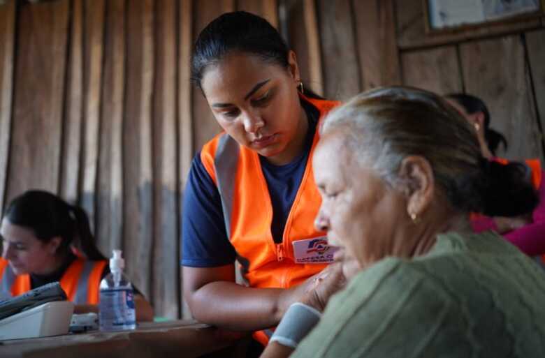 As equipes estão entregando cestas básicas, água mineral, além de assistência médica, social, psicológica e atendimento veterinário