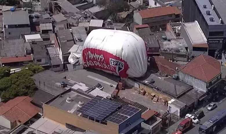 Dirigível do São Paulo cai sobre casas em Osasco, na região metropolitana