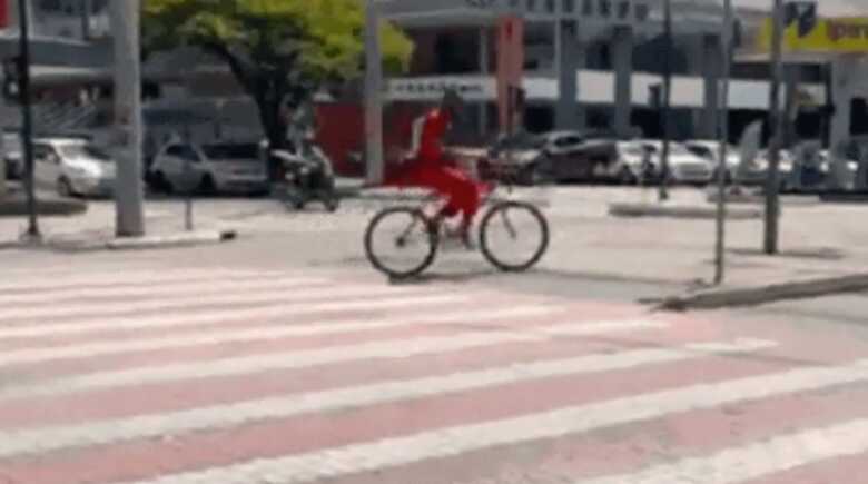 Réu que participava de audiência no Tribunal do Júri e fugiu de bicicleta