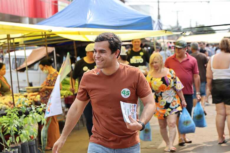 Beto Pereira (PSDB), visita feira livre nas Moreninhas