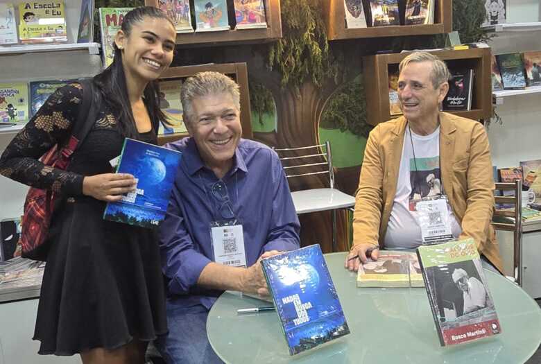 Bosco e Henrique participam de um momento especial com os leitores, autografando a obra