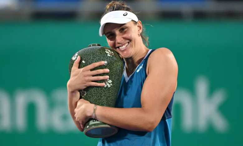 Bia Haddad com o troféu do Aberto de Seul