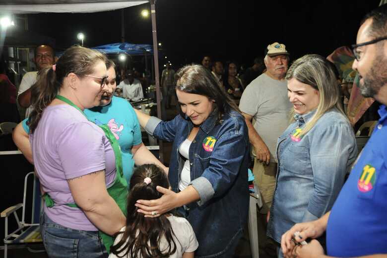 A prefeita, Adriane Lopes, participou da tradicional feira na avenida principal do distrito