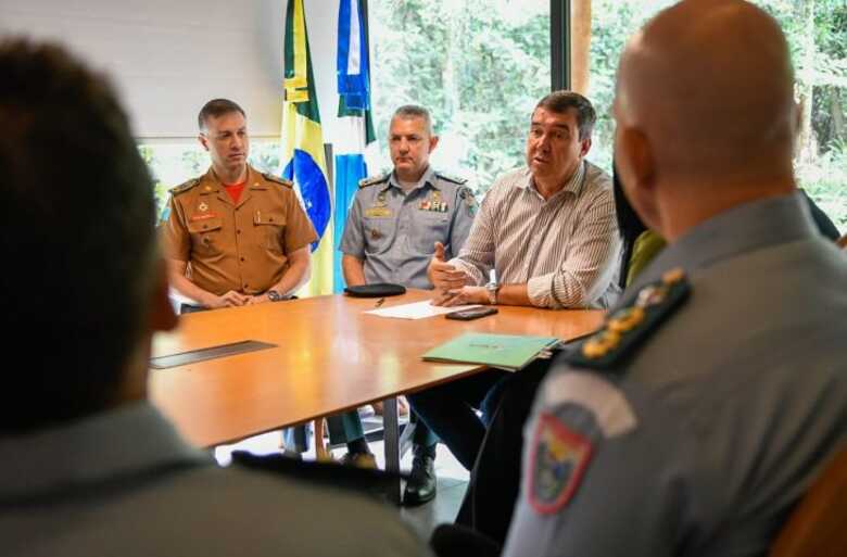 Reunião com a PM e Bombeiros com o governador Eduardo Riedel