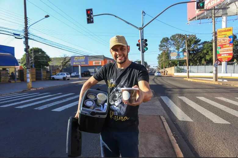 Gabriel vendendo nas ruas de Campo Grande