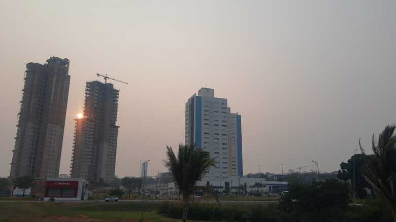 Sol aparece em meio a fumaça no céu de Campo Grande