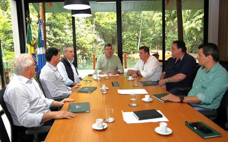 Governador Eduardo Riedel e o deputado Paulo Corrêa em reunião com produtores